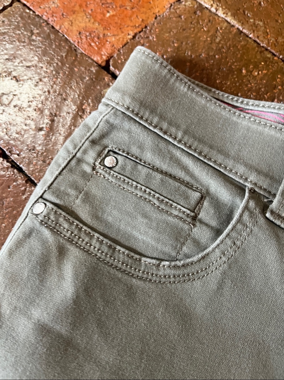 Lee Total Freedom 8 Med Olive Green Jean shorts 7“ inseam - Picture 2 of 5